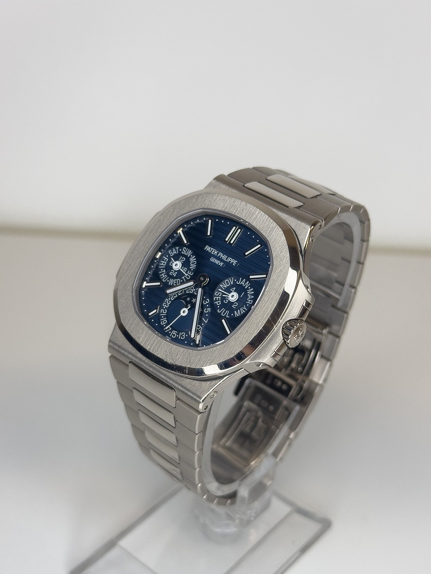 PATEK PHILIPPE - NAUTILUS CALENDAR - WHITE GOLD - BLUE DIAL