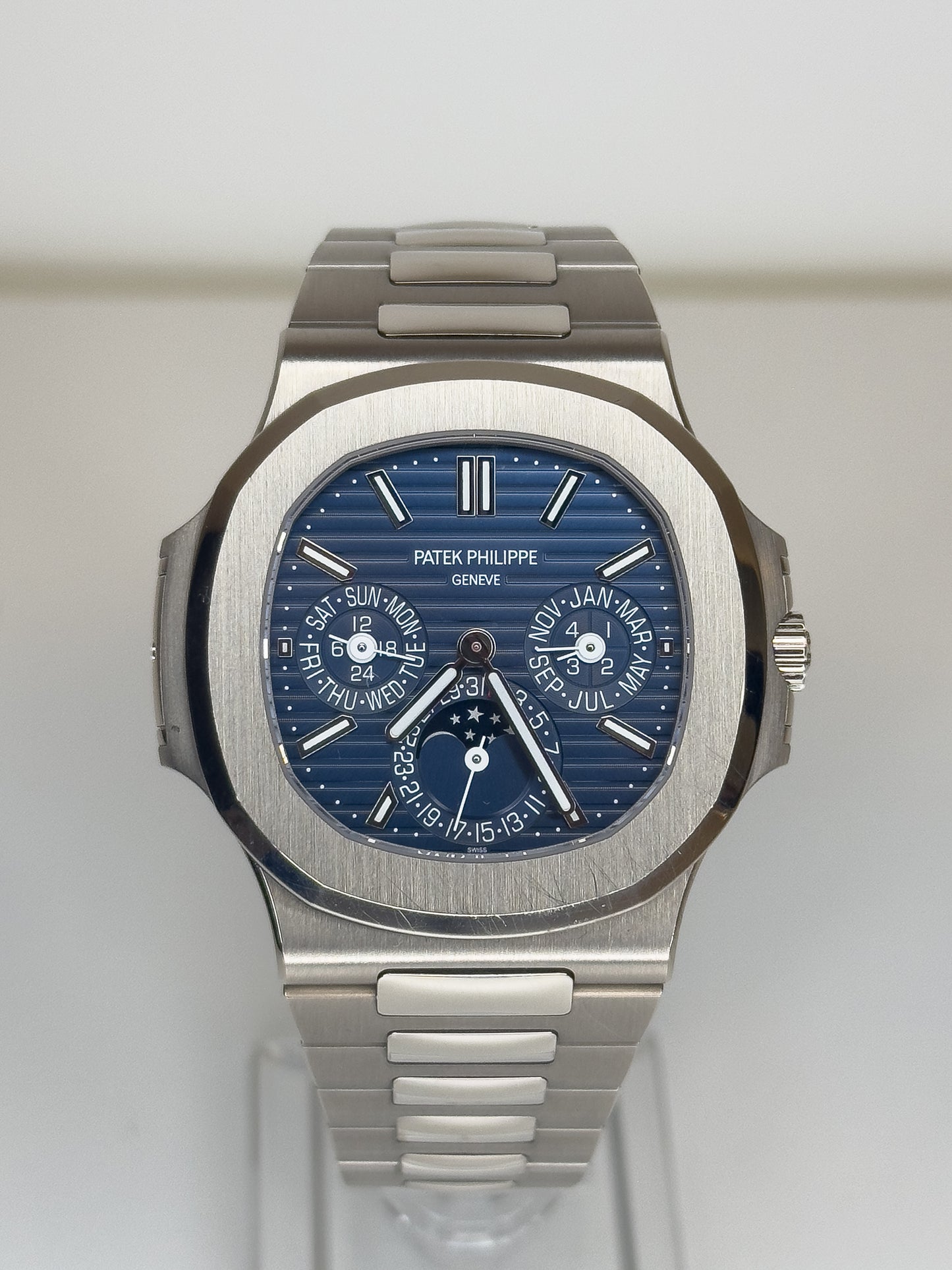 PATEK PHILIPPE - NAUTILUS CALENDAR - WHITE GOLD - BLUE DIAL