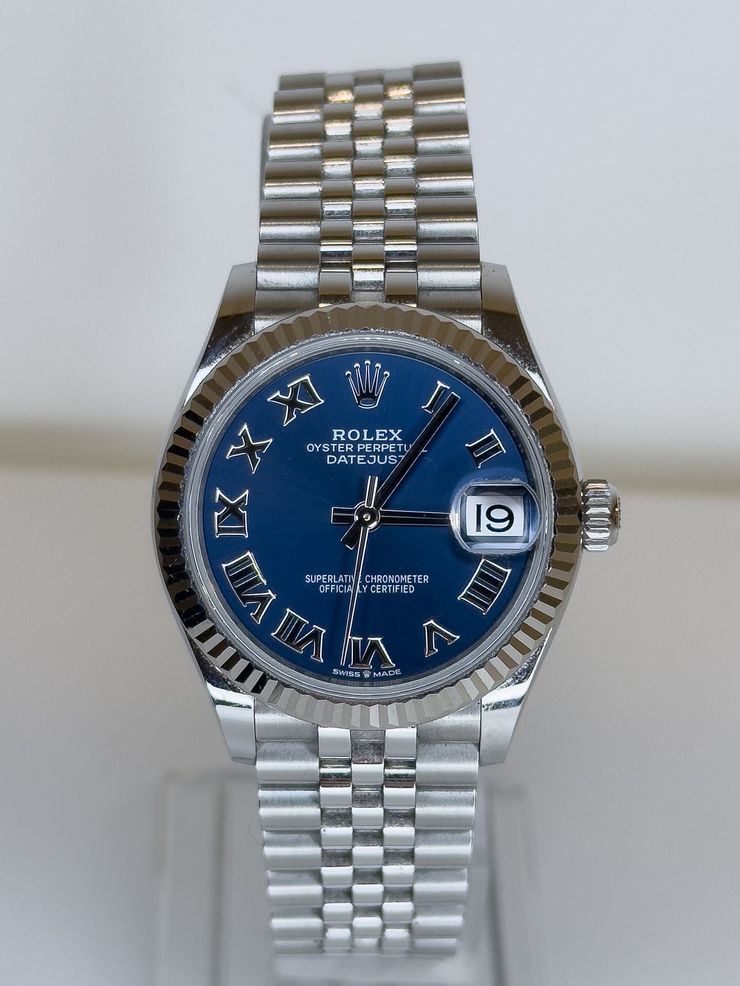ROLEX DATEJUST 31 - OYSTERSTEEL - ROMANS NUMERIALS & BLUE DIAL