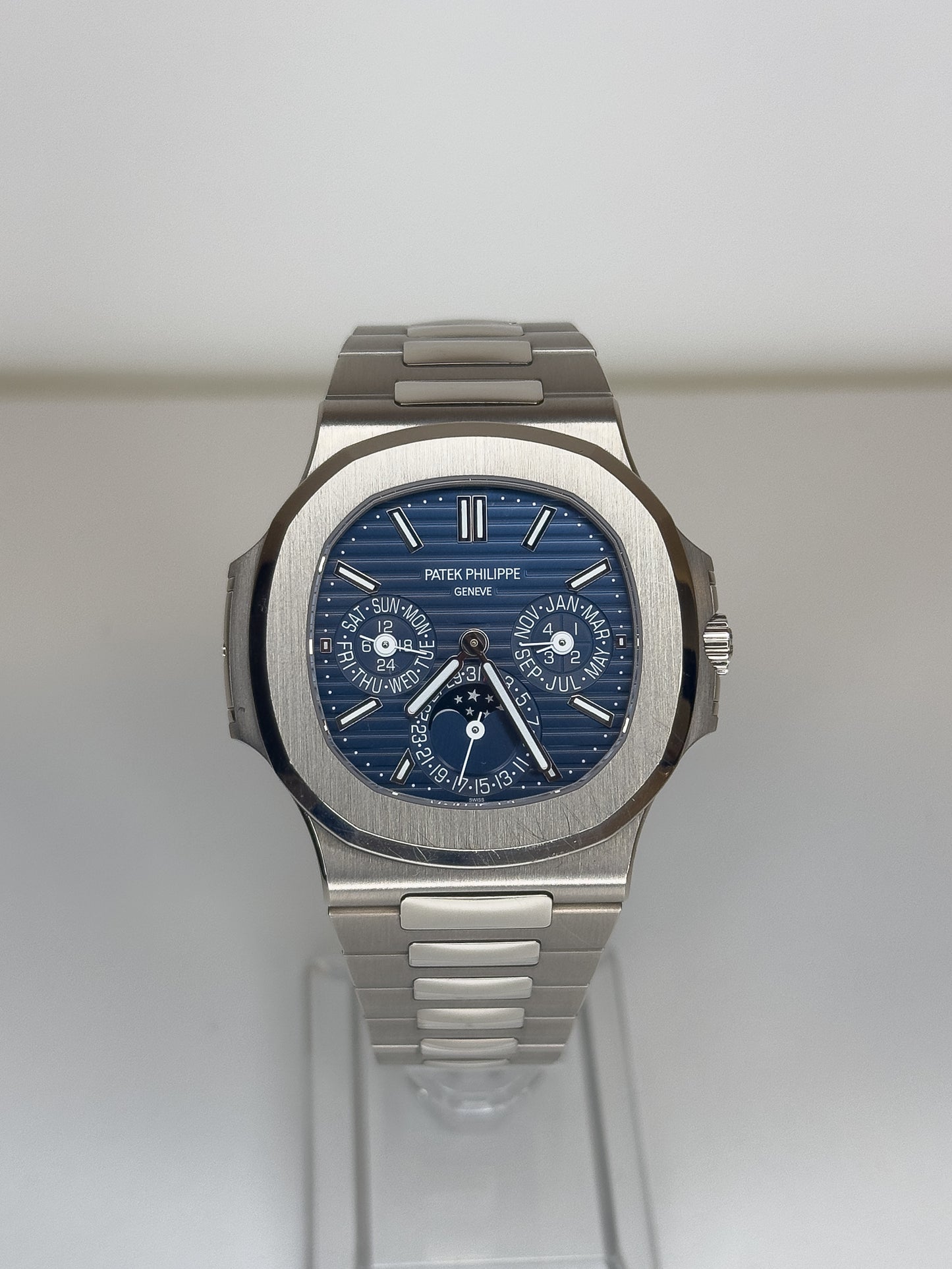 PATEK PHILIPPE - NAUTILUS CALENDAR - WHITE GOLD - BLUE DIAL