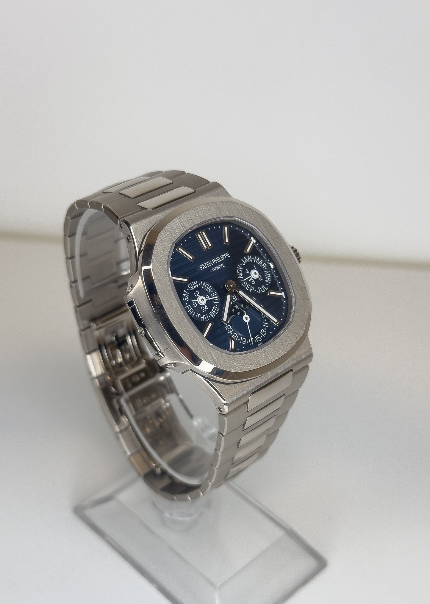 PATEK PHILIPPE - NAUTILUS CALENDAR - WHITE GOLD - BLUE DIAL